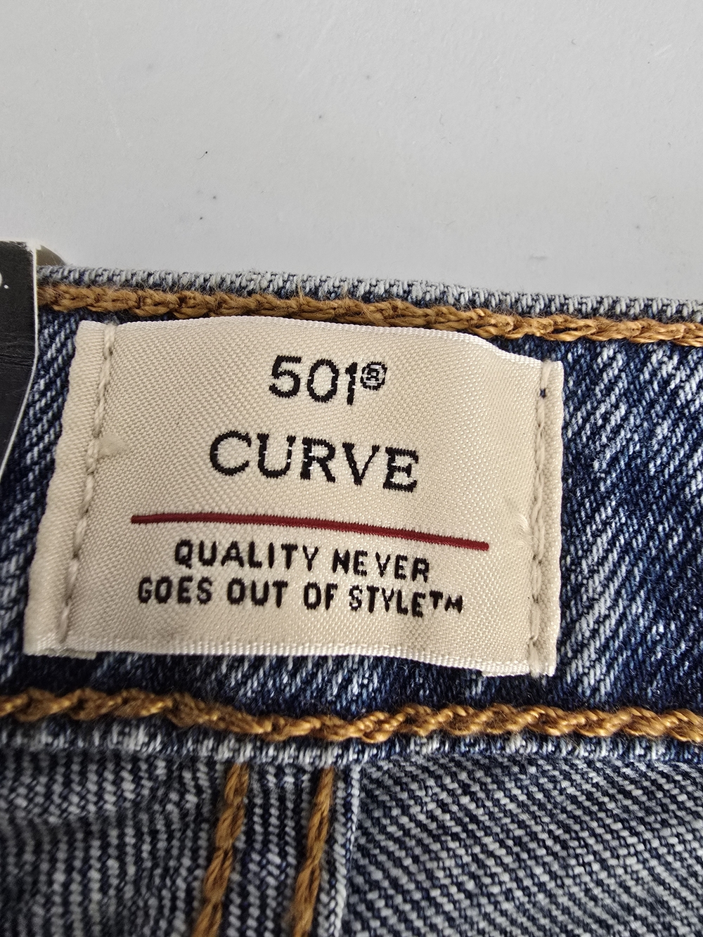 Levi’s 501 Curve Straight Jeans 26 Mid Wash Distressed Premium NWT - Picture 4 of 8